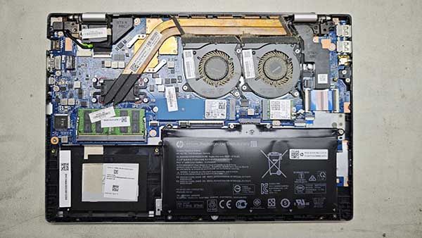 Batería hinchada dañando estructura de un portátil HP