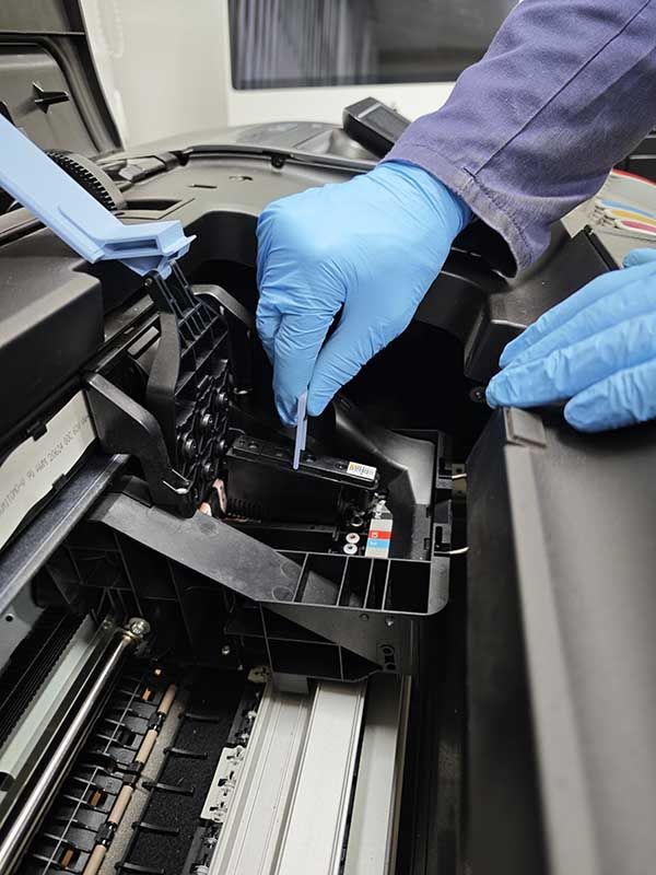 Reparación de plotter HP DesignJet e instalación de cabezales
