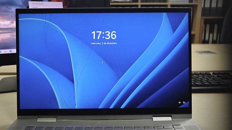 Pantalla táctil rota por torsión en portátil HP