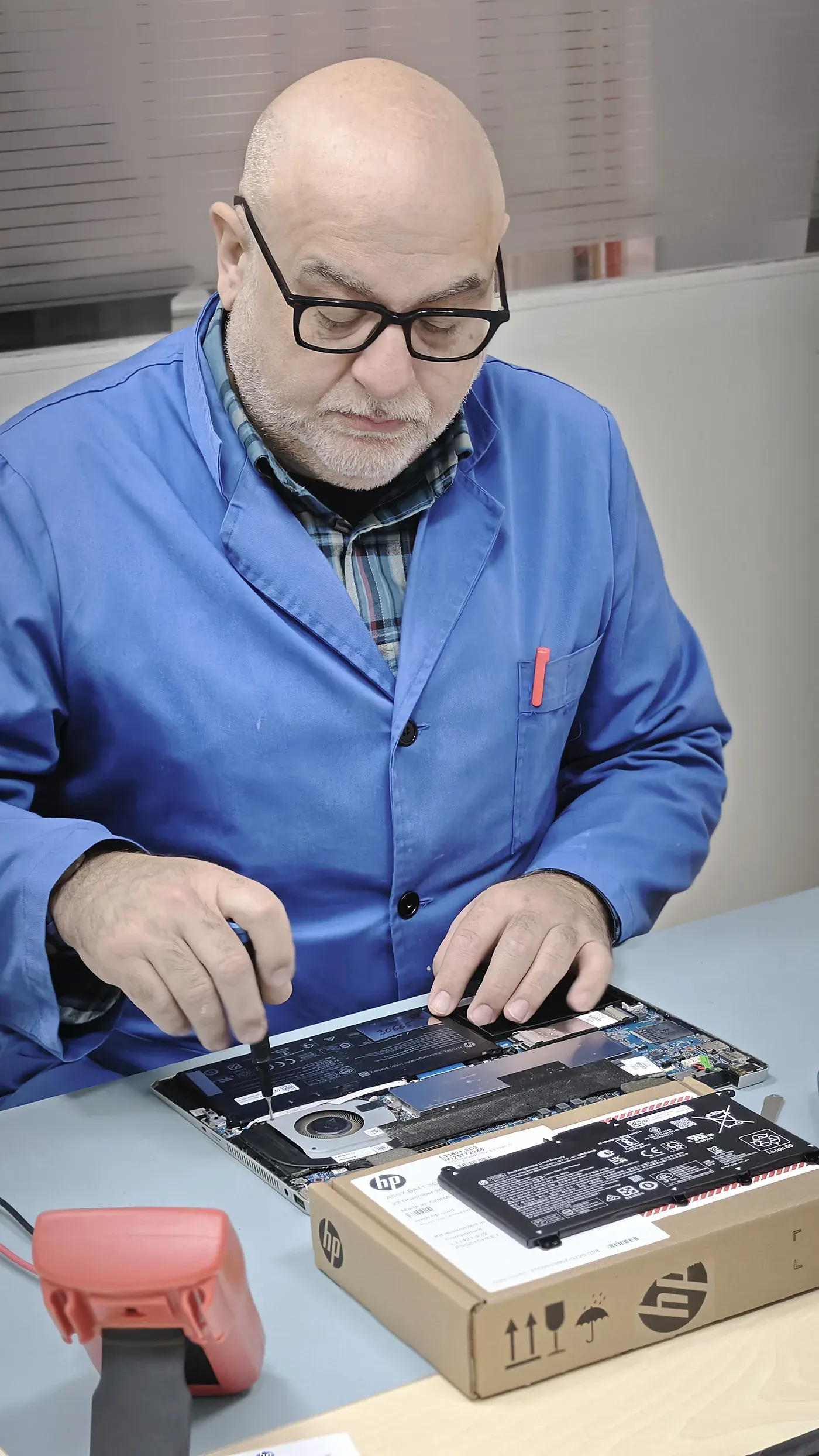 Técnico HP realizando un cambio de batería en laboratorio propio
